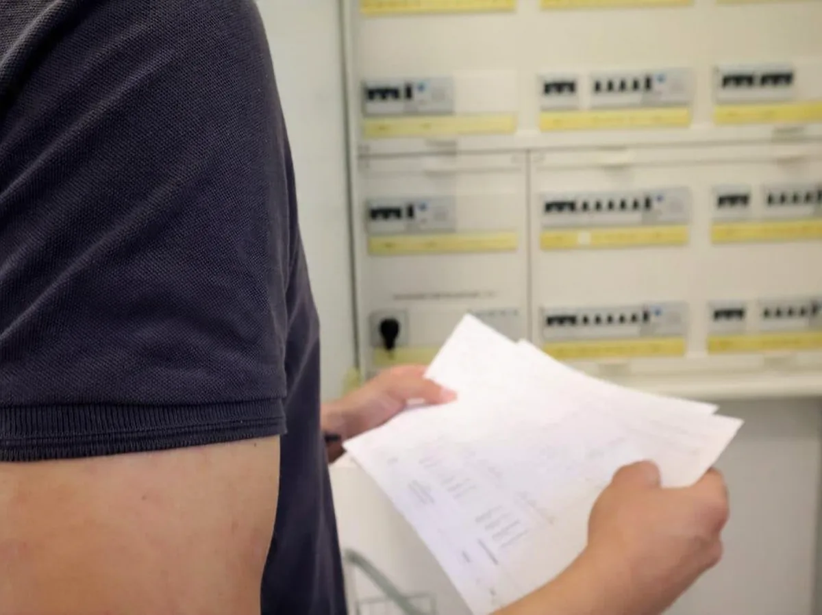 Elektrofachkraft mit Prüfprotokoll vor dem Zählerschrank – E-Check in Dortmund